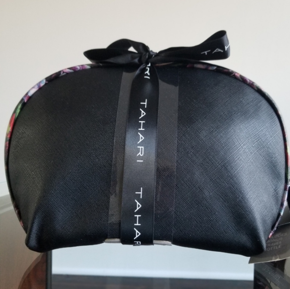 🆕️⬇️🎉HOST PICK🎉 Tahari 2 Pc Dome Travel Cosmetic Set With Bonus Travel Bottle - Picture 2 of 13